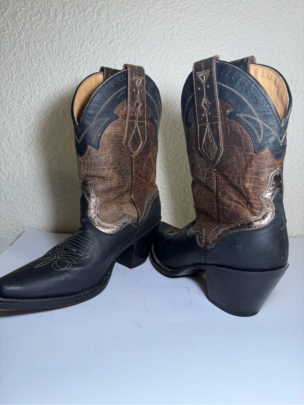 Women's Black and Brown Western Cowgirl Boots - Picture 6 of 11